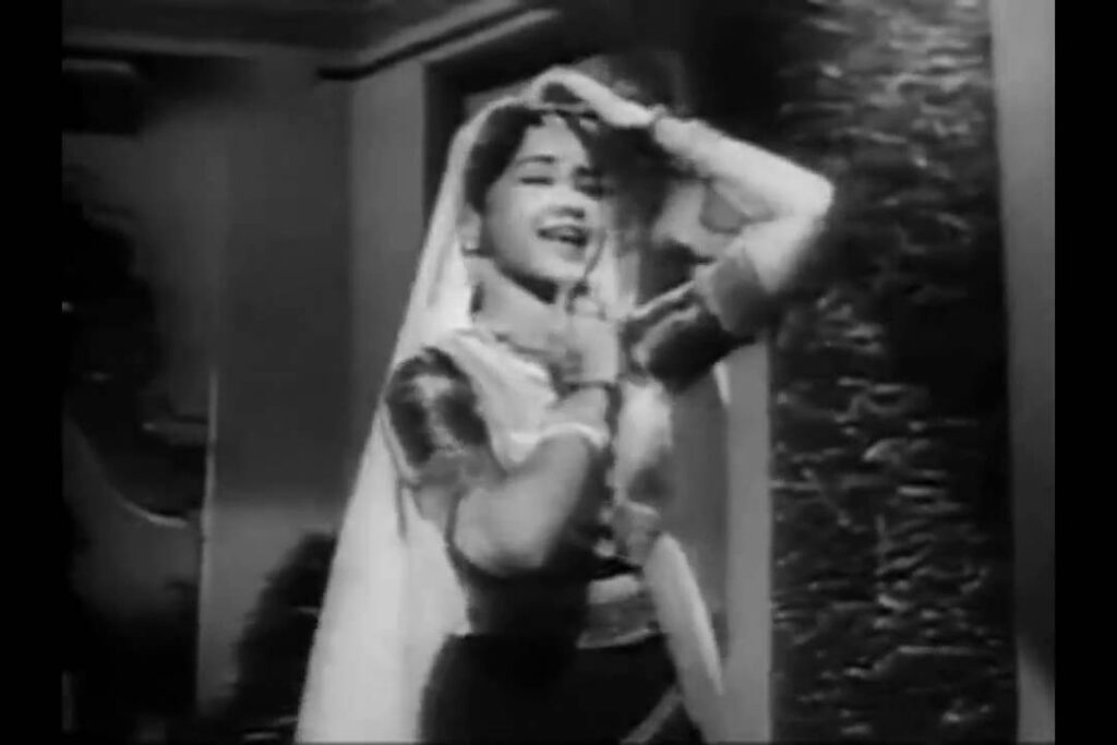 Mat Kholo Ghunghat Pat Lyrics Lyrics